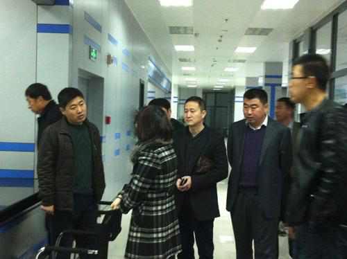 华纳娱乐公司总经理高博陪同辛镇村党委班子一行赴温州考察